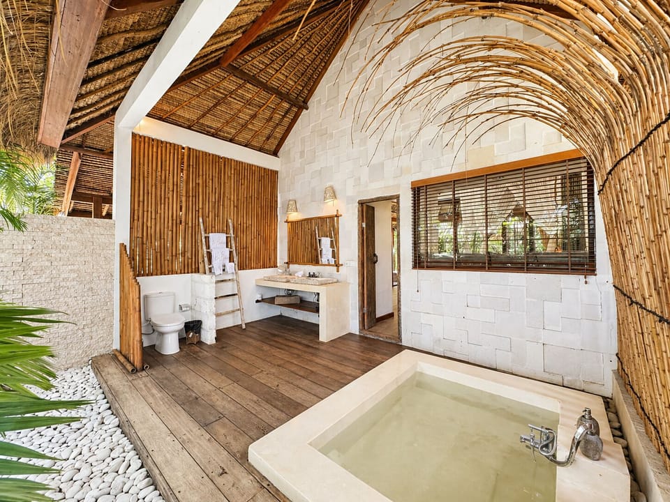 Bungalow MAR | Bathroom | Shower, free toiletries, hair dryer, bathrobes