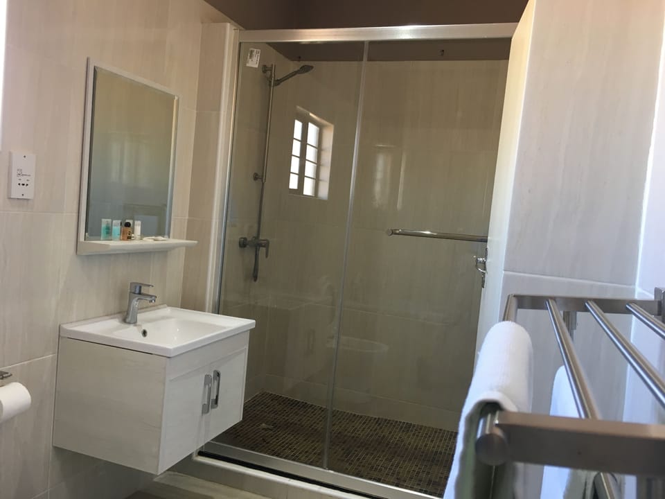 Executive Double Room | Bathroom | Deep soaking tub, rainfall showerhead, free toiletries, towels