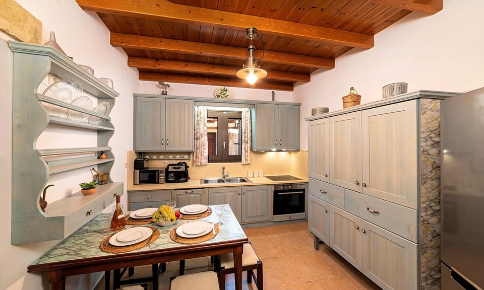 Villa | Private kitchen | Full-size fridge, oven, stovetop, coffee/tea maker