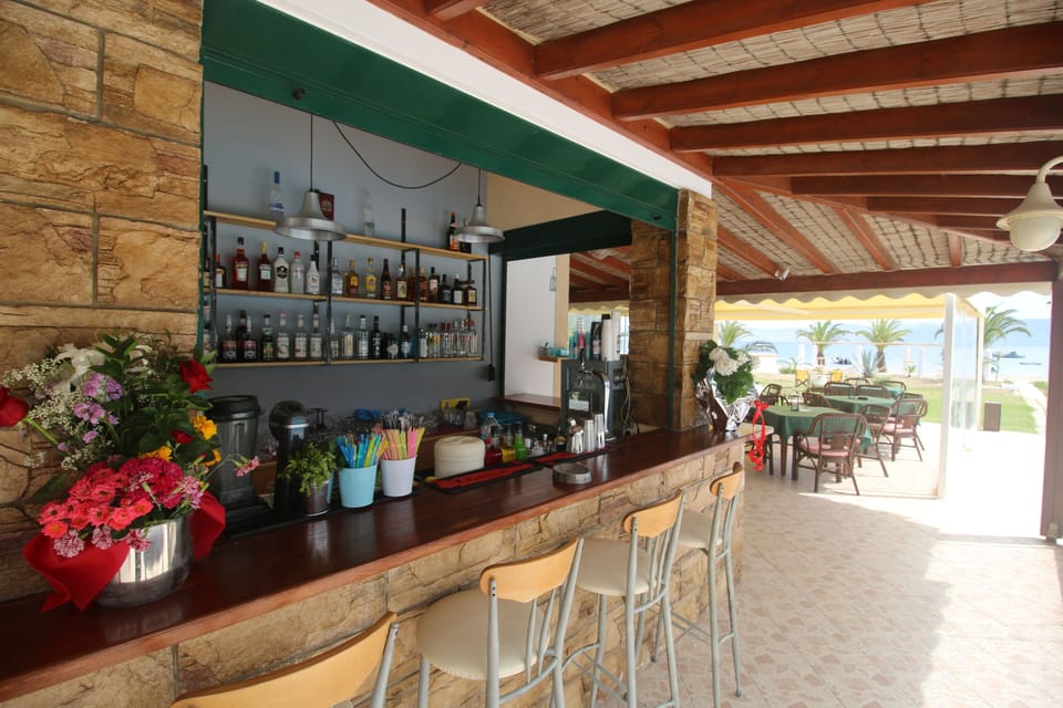 Poolside bar