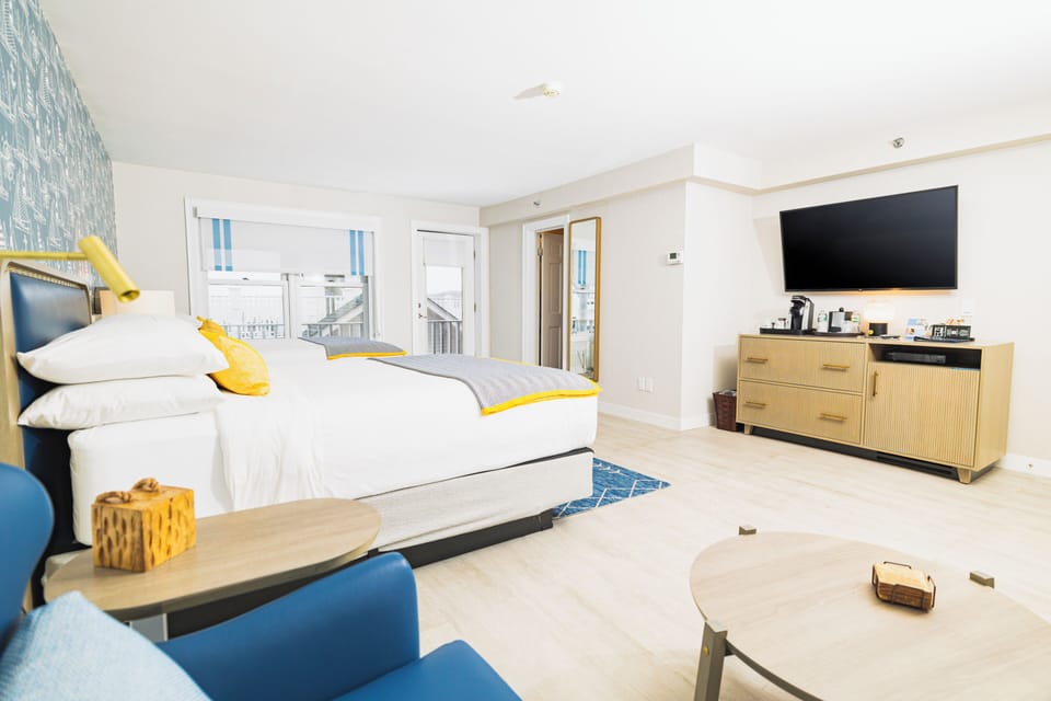 King Waterview | Premium bedding, blackout drapes, iron/ironing board, WiFi (free)