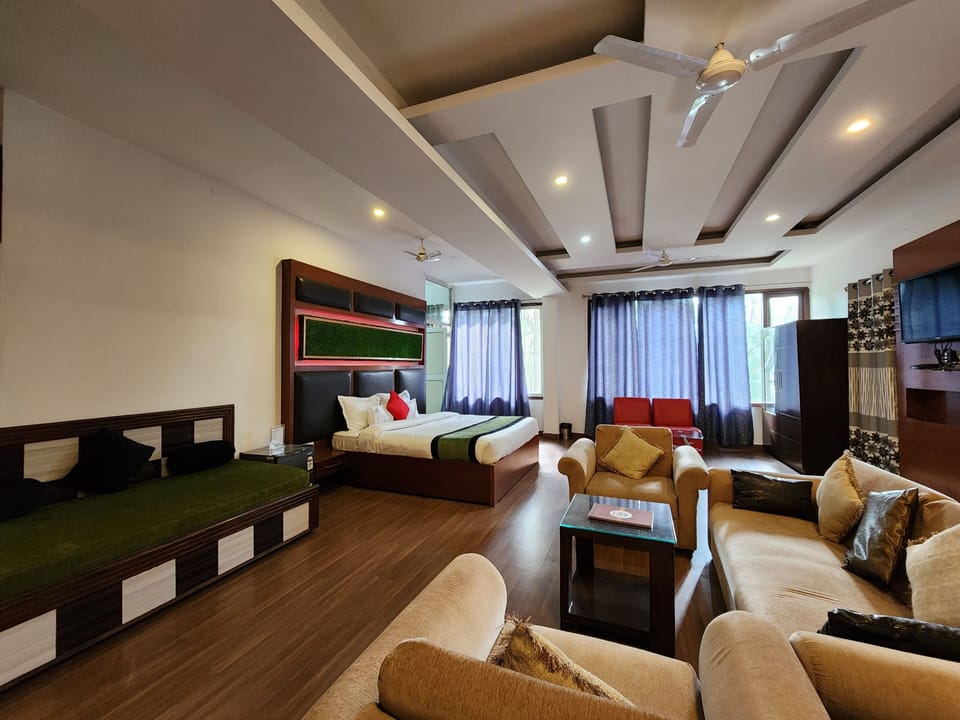 Family Room, 1 Queen Bed | Soundproofing, iron/ironing board, rollaway beds, free WiFi