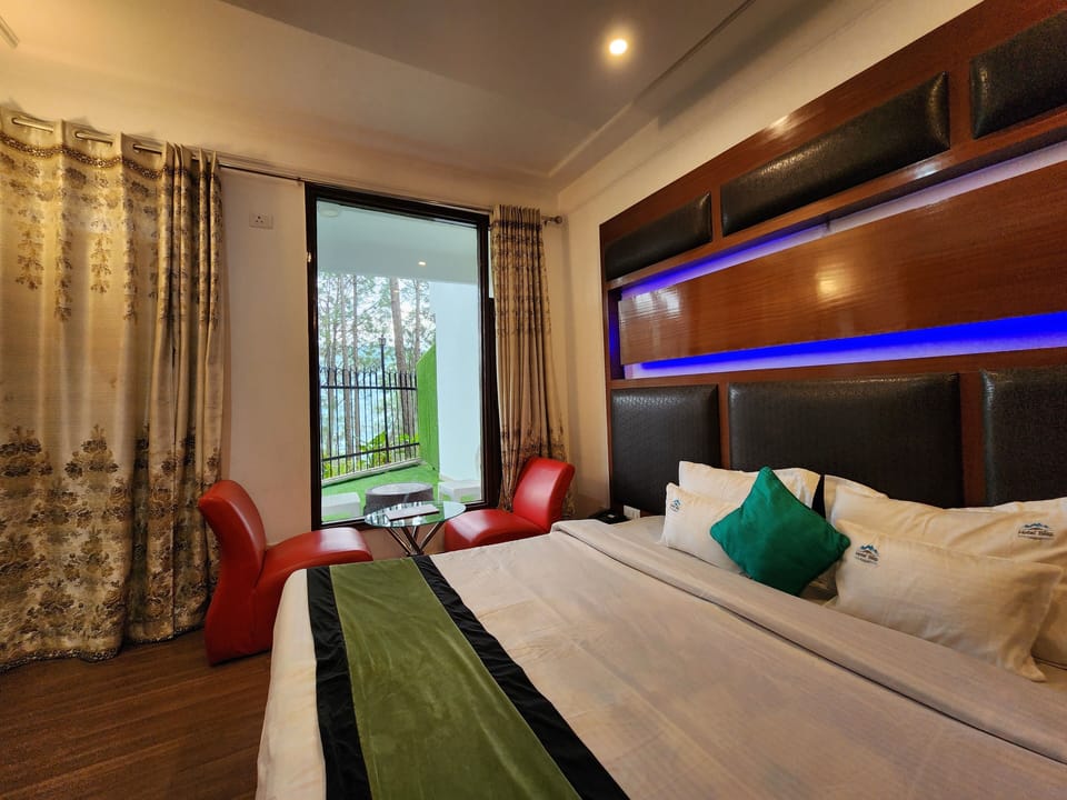Deluxe Room | Soundproofing, iron/ironing board, rollaway beds, free WiFi
