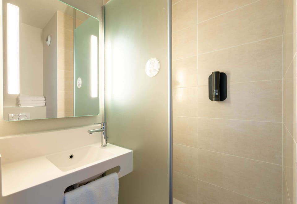 Shower, rainfall showerhead, free toiletries, towels