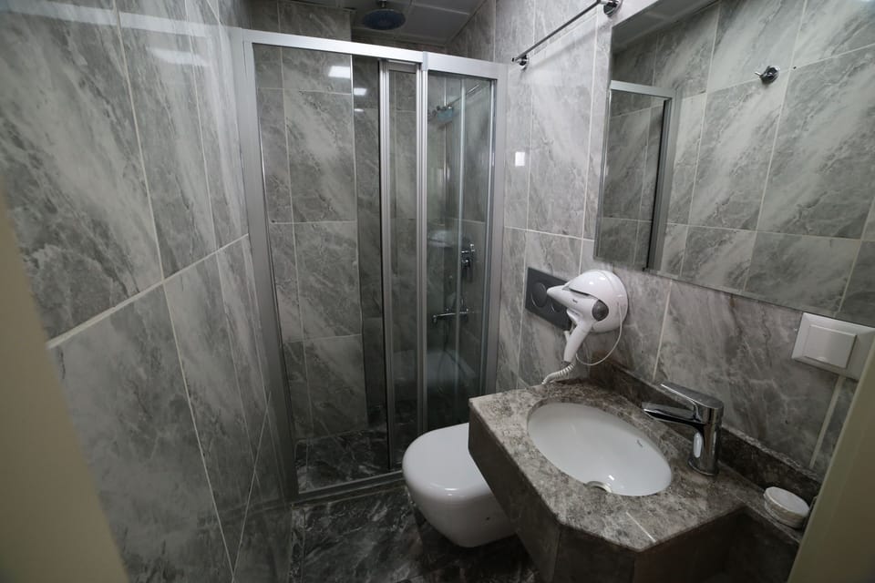 Standard Triple Room | Bathroom | Shower, free toiletries, hair dryer, slippers