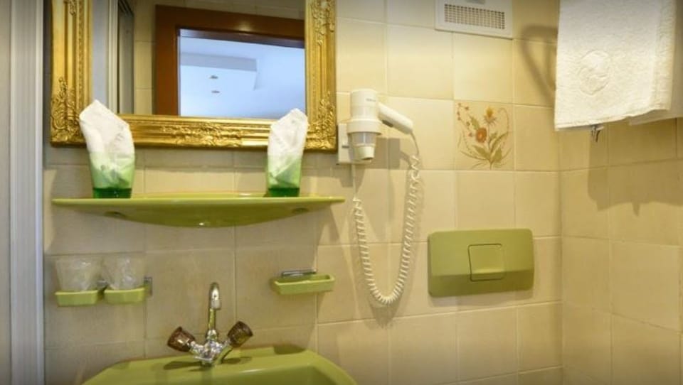 Double Room | Bathroom | Shower, towels