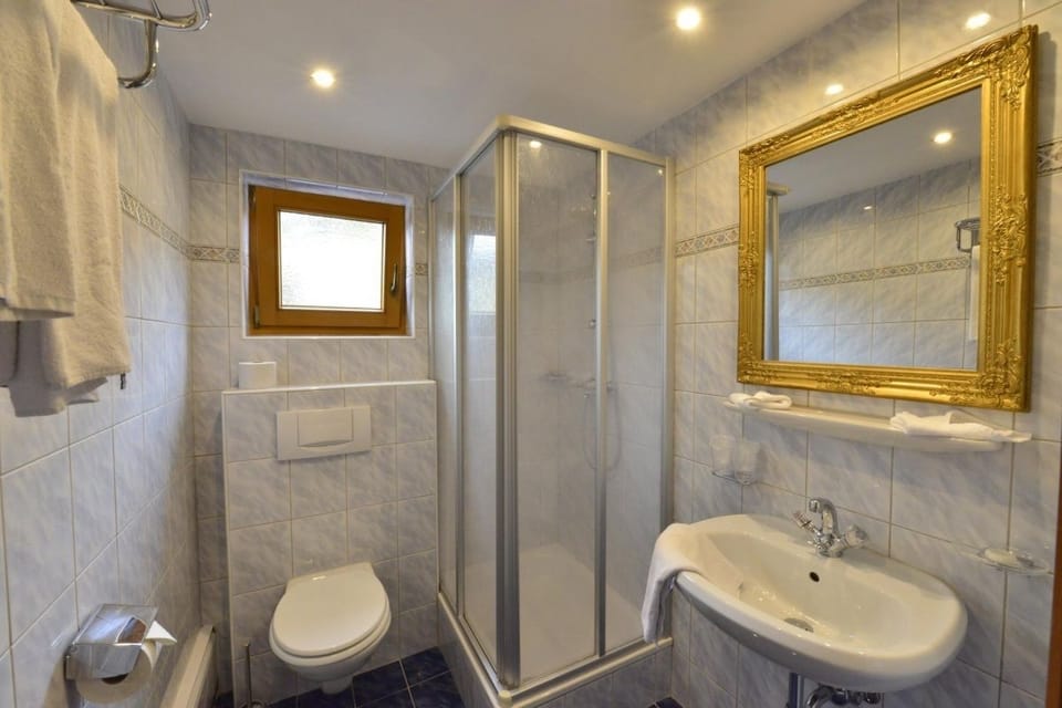 Double Room | Bathroom | Shower, towels