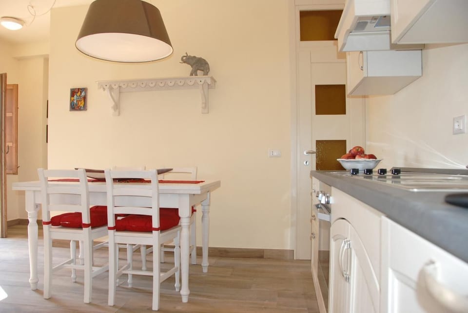 Full-size fridge, microwave, oven, stovetop