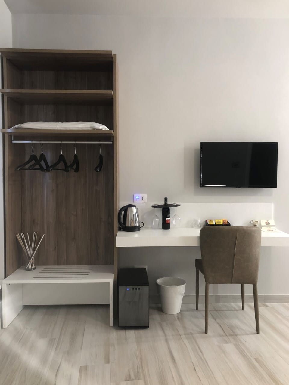 Luxury Suite | Minibar, in-room safe, desk, blackout drapes