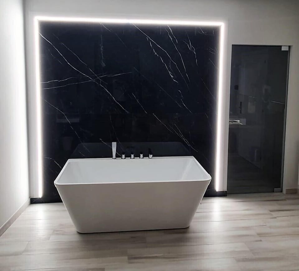 Luxury Suite | Minibar, in-room safe, desk, blackout drapes