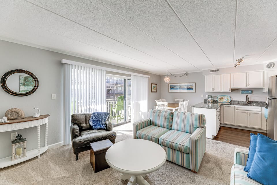 Living Room | Queen Sleeper Sofa | Free WiFi | Central A/C & Heat | Smart TV