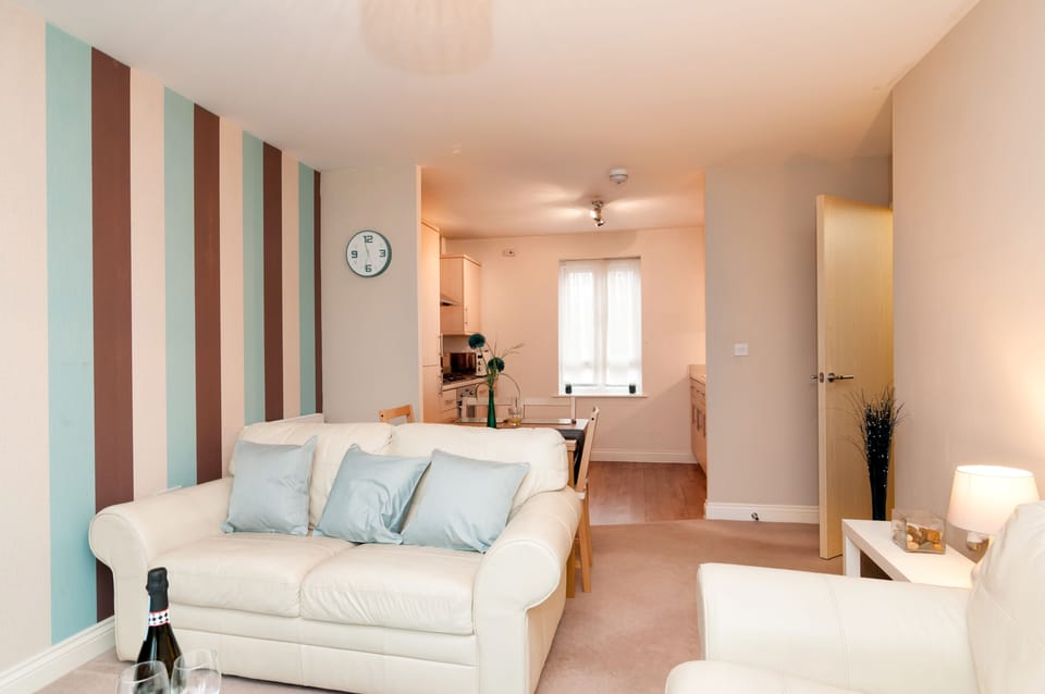 Apartment, 2 Bedrooms | Living room | Flat-screen TV, Netflix