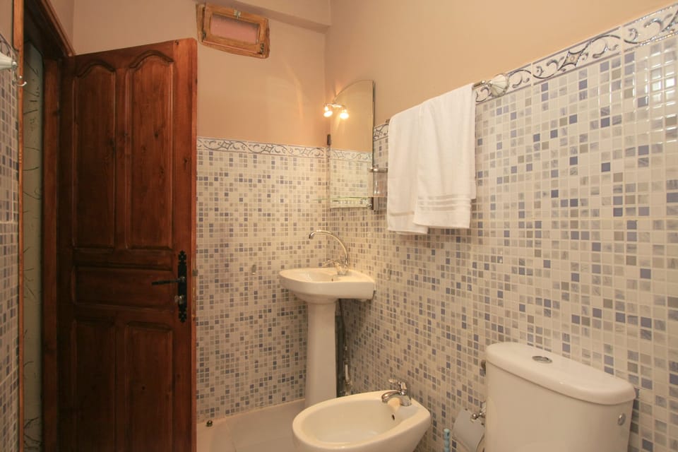 Shower, rainfall showerhead, free toiletries, towels