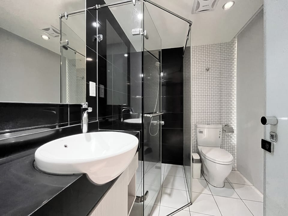 Superior Double Room | Bathroom | Shower, rainfall showerhead, hair dryer, towels