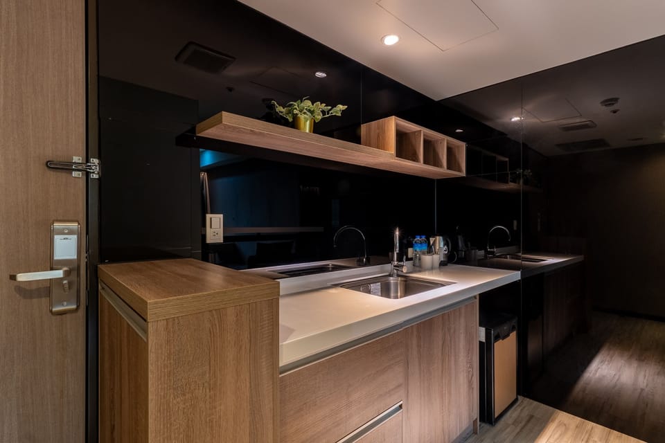 Deluxe Suite | Private kitchen | Mini-fridge, electric kettle
