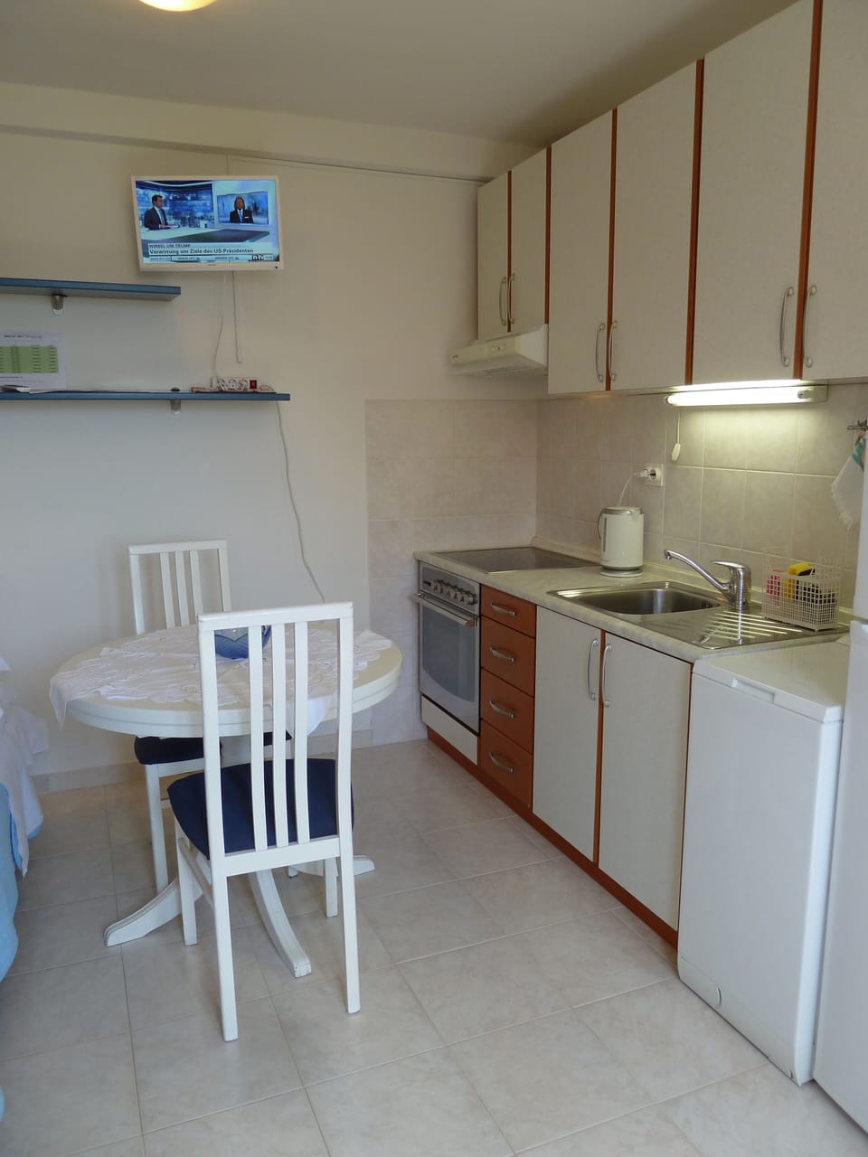 Kitchen with the dining table. To the left is the sofa bed