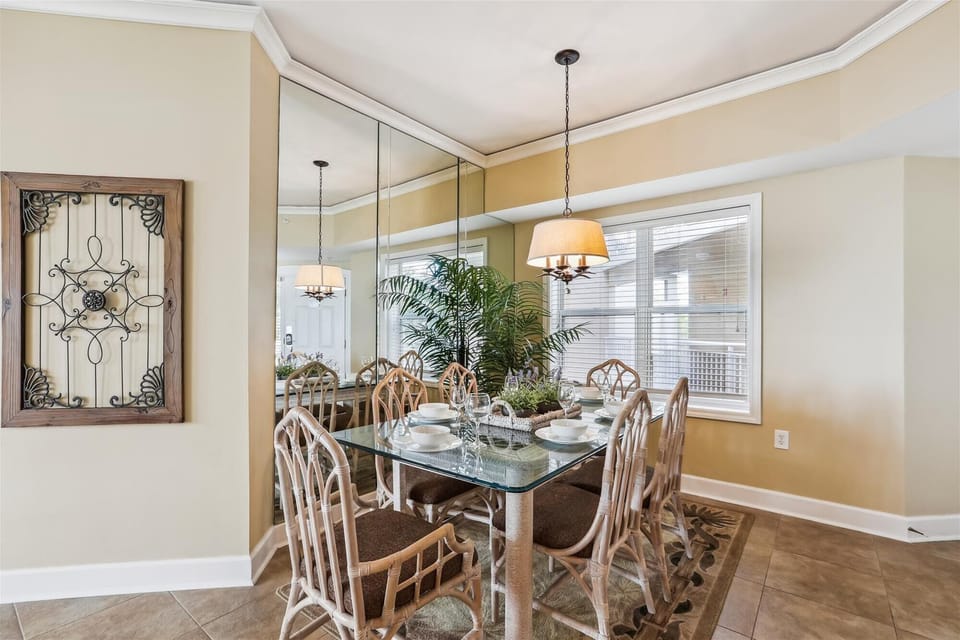 Dining Area with Seating for Six at 5403 Hampton Place