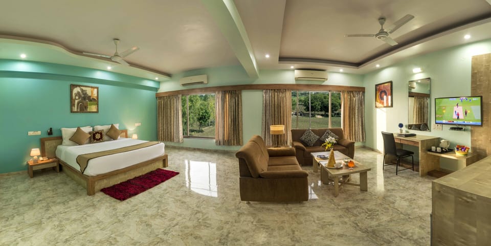 Suite | Living area | 14-cm TV with cable channels