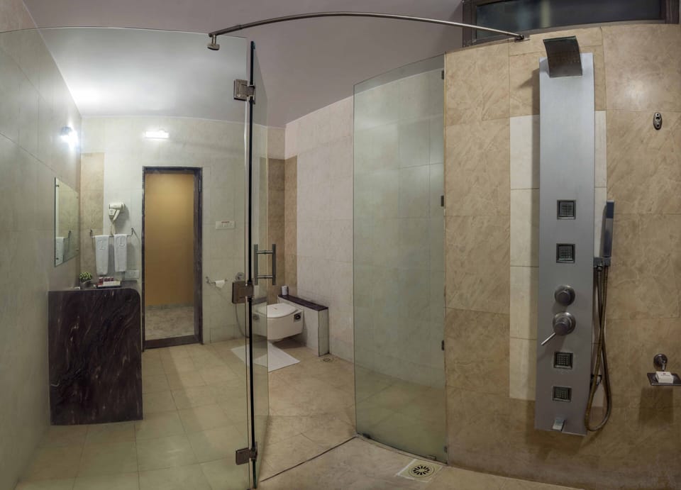 Suite | Bathroom | Combined shower/tub, rainfall showerhead, designer toiletries