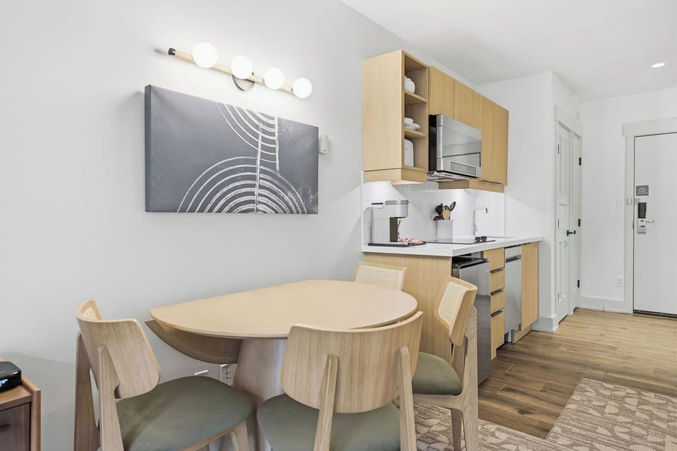 Mosaic Deluxe | Iron/ironing board, free WiFi, bed sheets