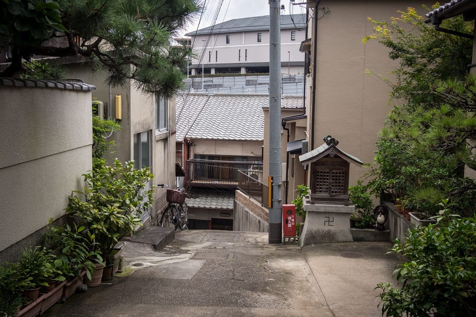 Access to the house from the main street.