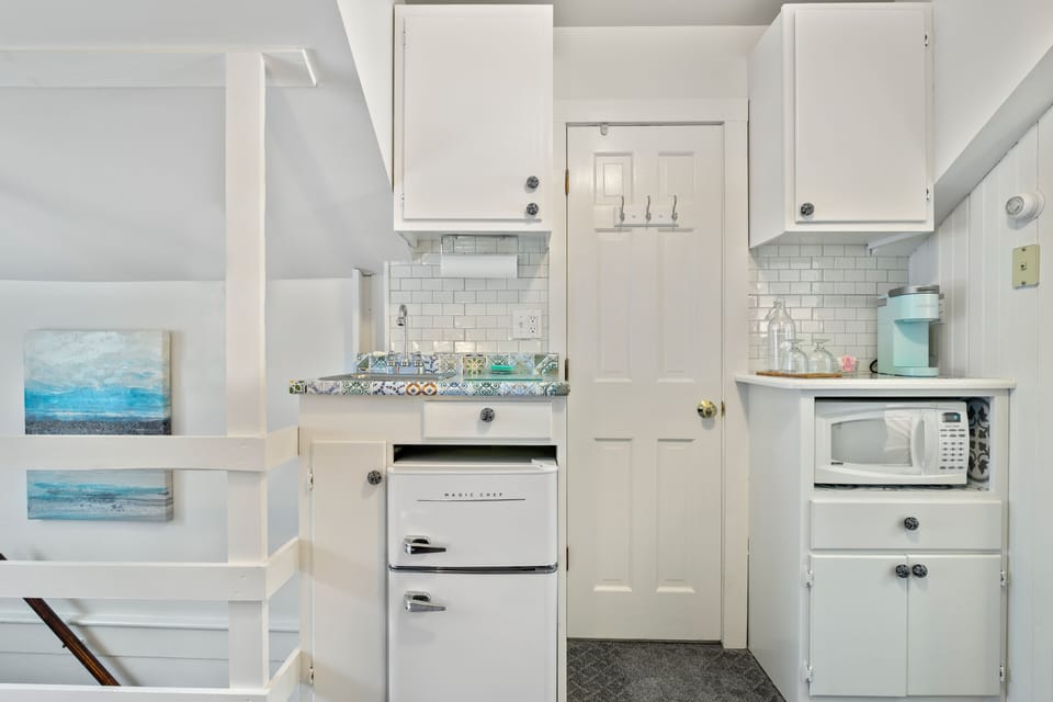Studio Suite | Private kitchen | Shared fridge