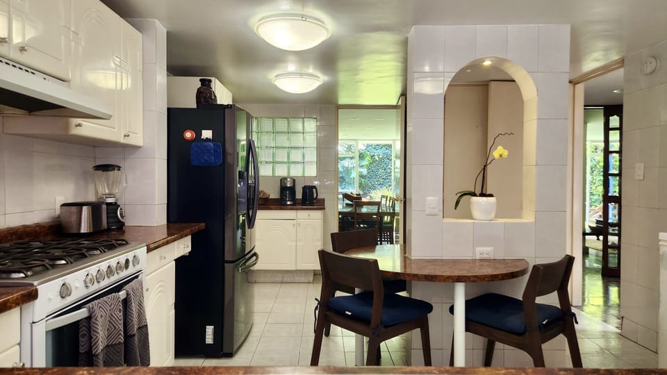 Full-size fridge, microwave, oven, stovetop