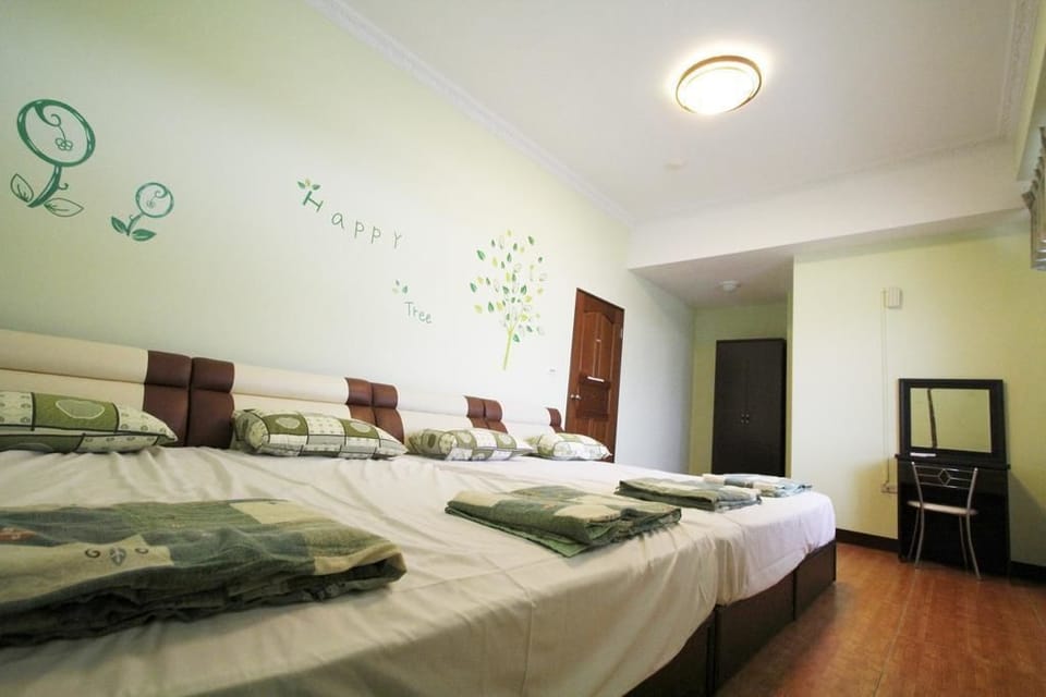 Design Quadruple Room | Desk, blackout drapes, free WiFi, bed sheets