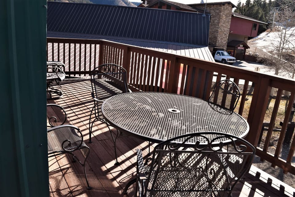 Step onto your sunny balcony and enjoy morning coffee surrounded by mountain views, with space to dine outdoors and soak in the fresh alpine air.