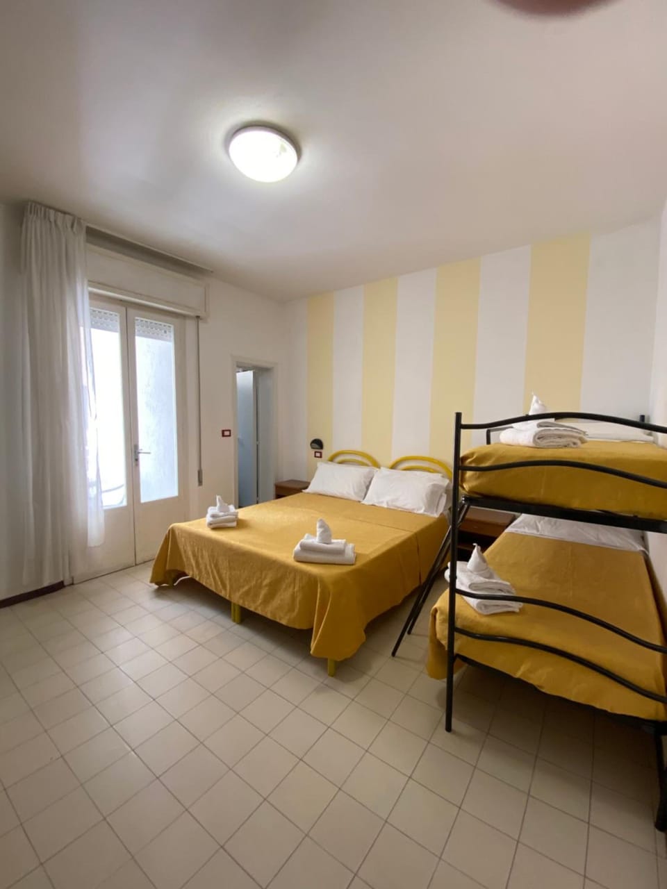 In-room safe, desk, WiFi (free)