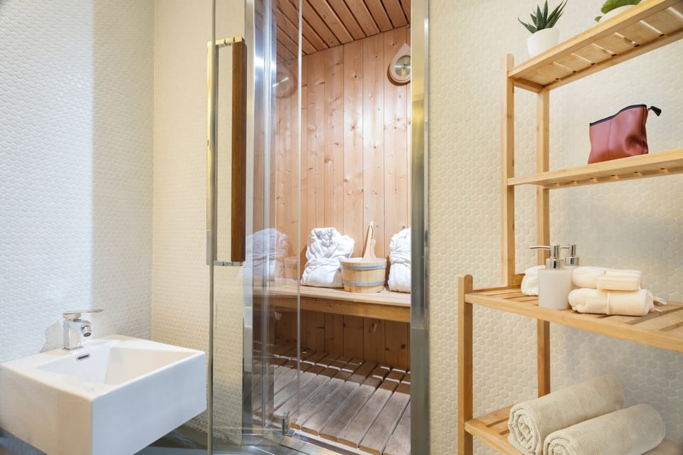 Exclusive Suite, Balcony, City View (Piazza Navona) | Bathroom | Shower, hair dryer, bidet, towels