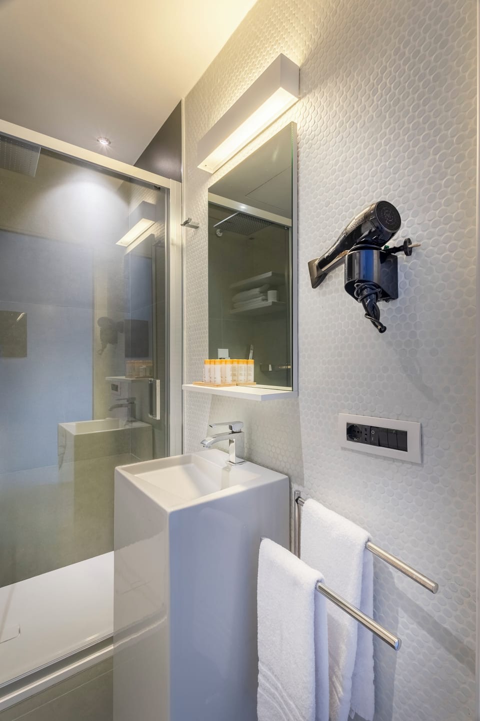 Standard Room, City View (Piazza Navona) | Bathroom | Shower, hair dryer, bidet, towels