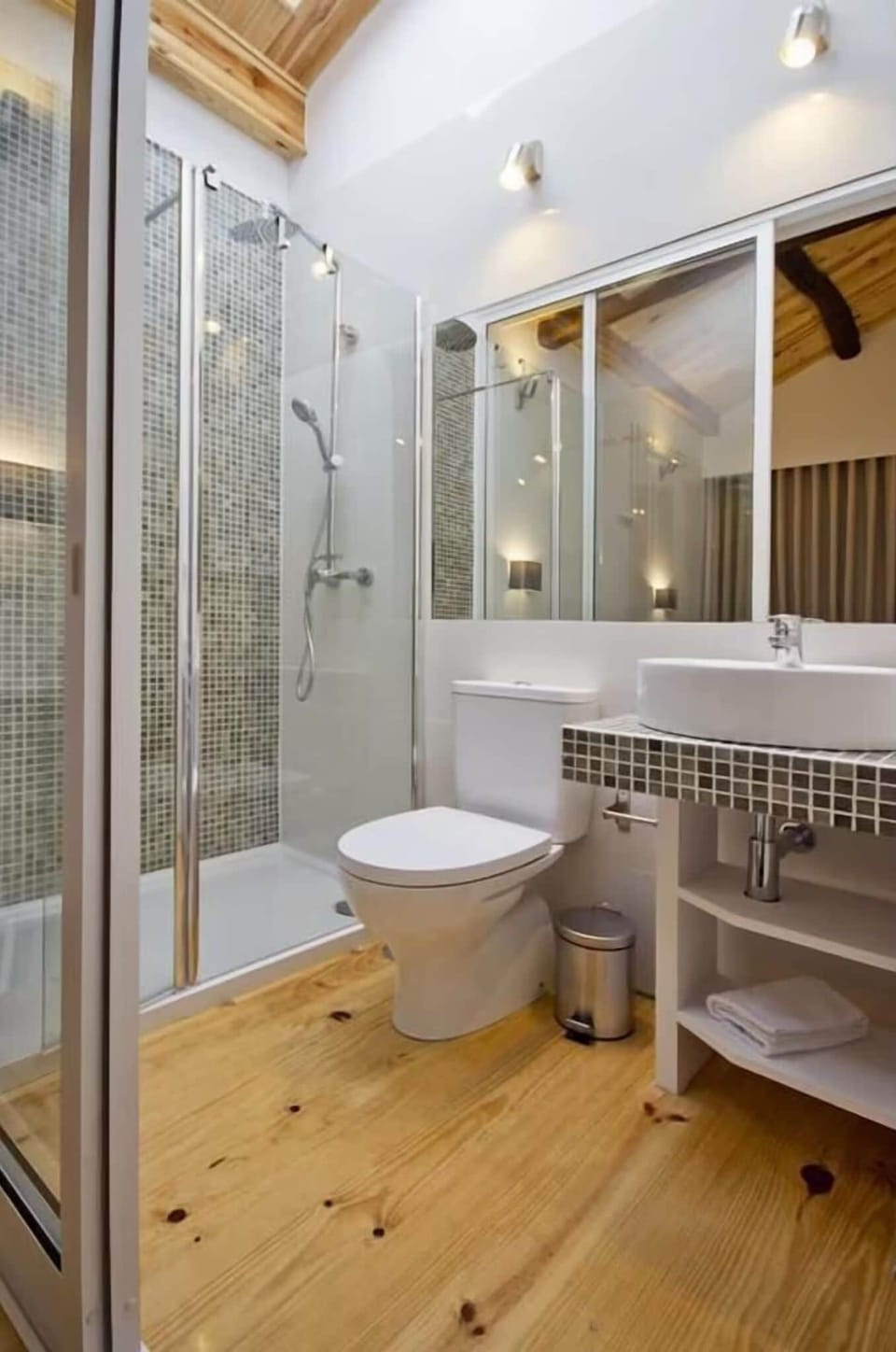 Double Room (Interior) | Bathroom | Shower, free toiletries, hair dryer, towels