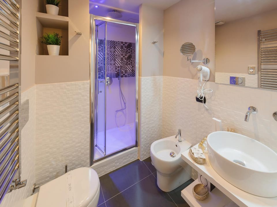 Shower, rainfall showerhead, free toiletries, hair dryer