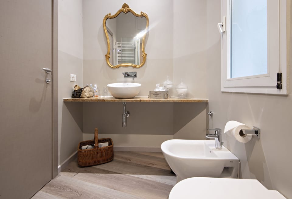 Double Room (Trebisonda) | Bathroom | Shower, rainfall showerhead, free toiletries, hair dryer