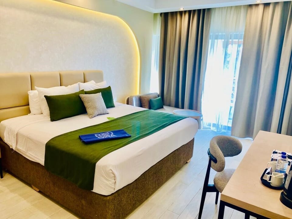 Deluxe King Room | In-room safe, blackout drapes, bed sheets