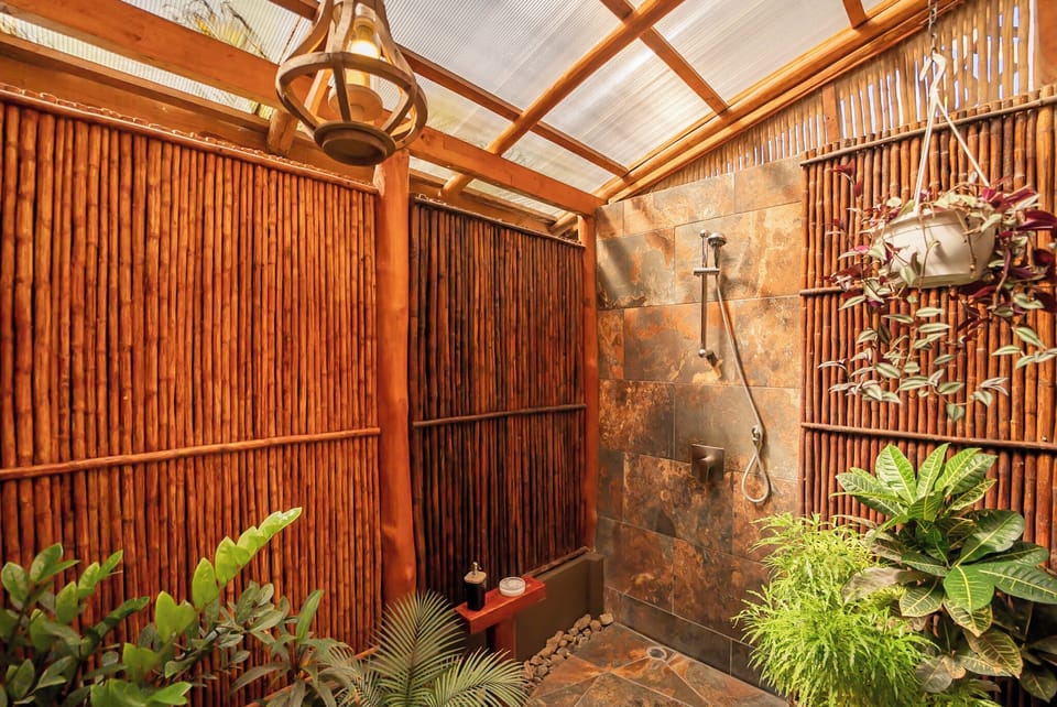 Superior Room | Bathroom | Shower, rainfall showerhead, hair dryer, towels