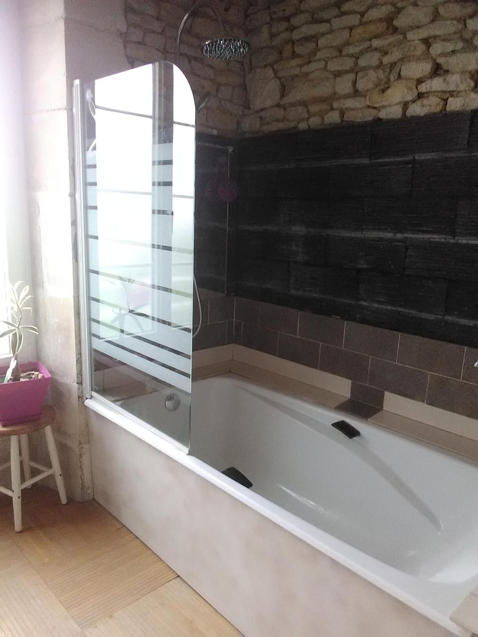 Shower, rainfall showerhead, free toiletries, hair dryer