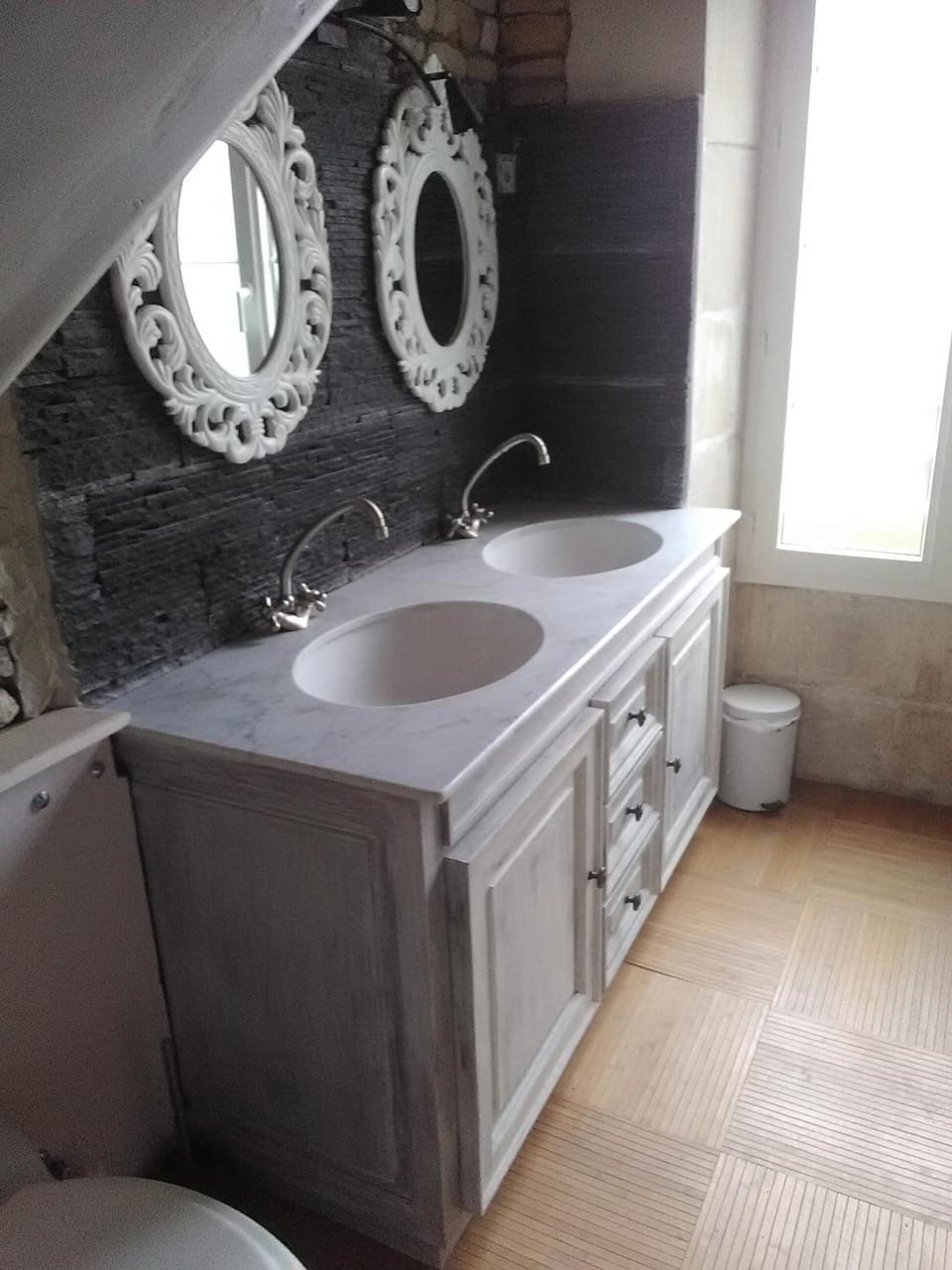Shower, rainfall showerhead, free toiletries, hair dryer