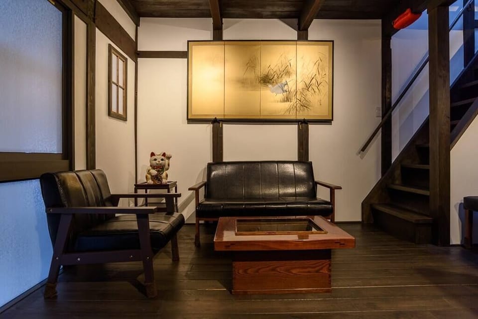 The entrance with a seating area. (1)