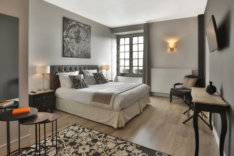 Junior Suite | Minibar, in-room safe, individually decorated, individually furnished