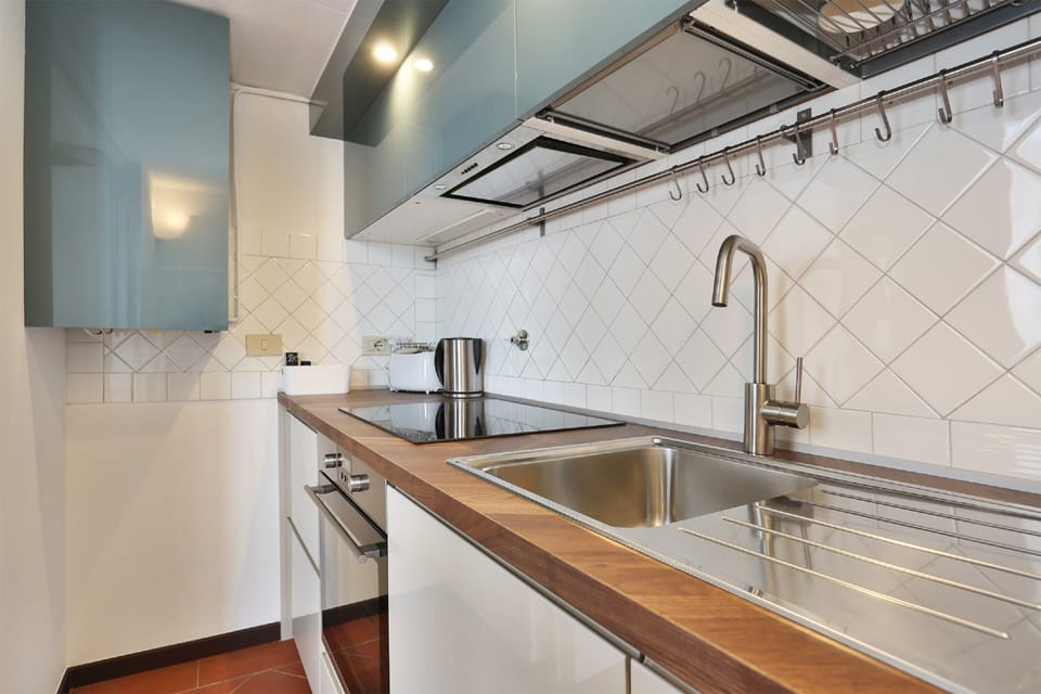 Apartment, 1 Bedroom | Private kitchen | Full-size fridge, microwave, oven, stovetop