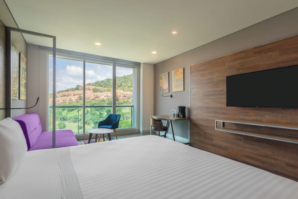 Standard Room, 1 King Bed | Premium bedding, memory foam beds, minibar, in-room safe
