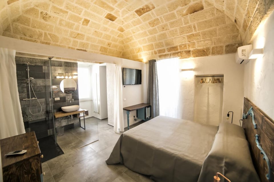 Deluxe Double Room, 1 King Bed, Private Bathroom | Memory foam beds, minibar, in-room safe, individually decorated