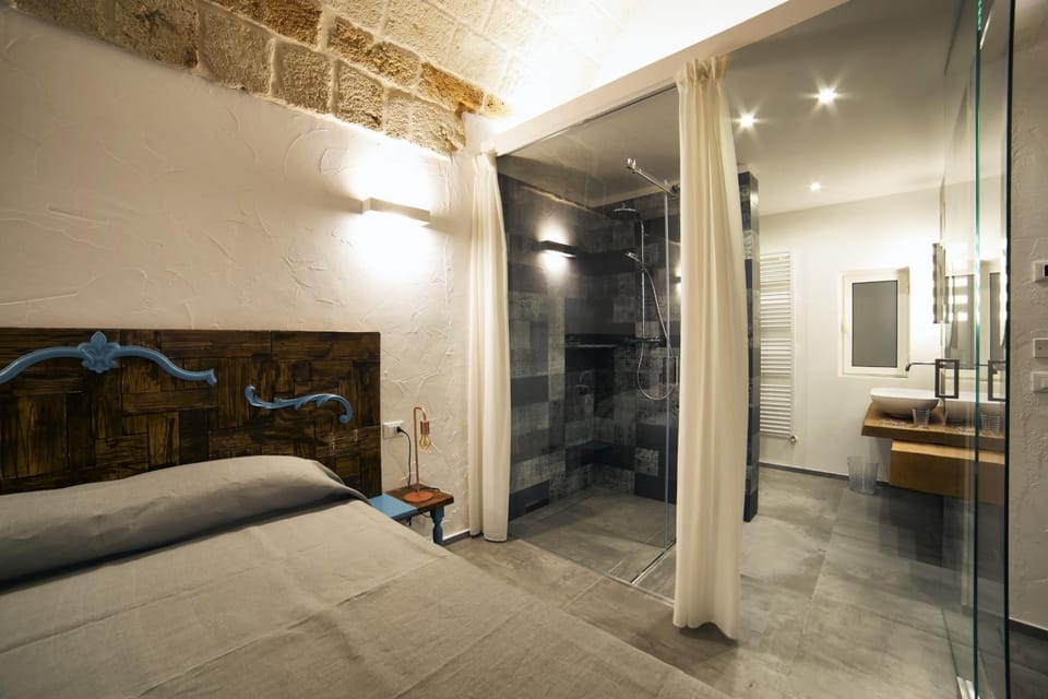 Deluxe Double Room, 1 King Bed, Private Bathroom | Memory foam beds, minibar, in-room safe, individually decorated