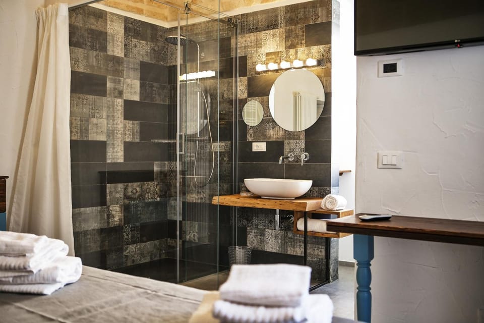 Deluxe Double Room, 1 King Bed, Private Bathroom | Bathroom | Hair dryer, bidet, towels, soap