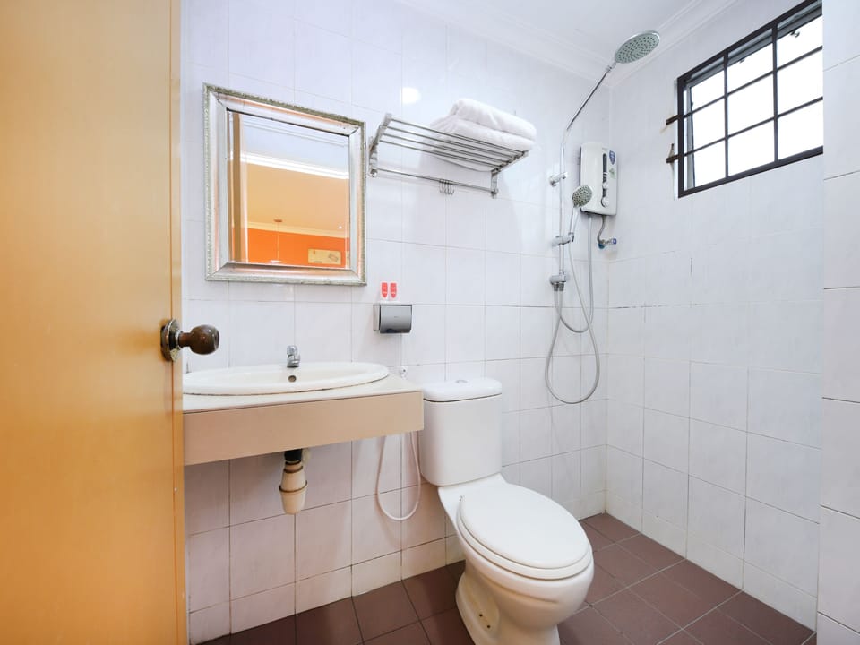 Deluxe Triple Room, 3 Twin Beds | Bathroom | Shower, slippers, bidet, towels