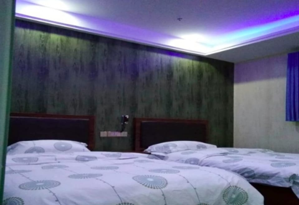 Standard Twin Room, Non Smoking | Desk, blackout drapes, free WiFi