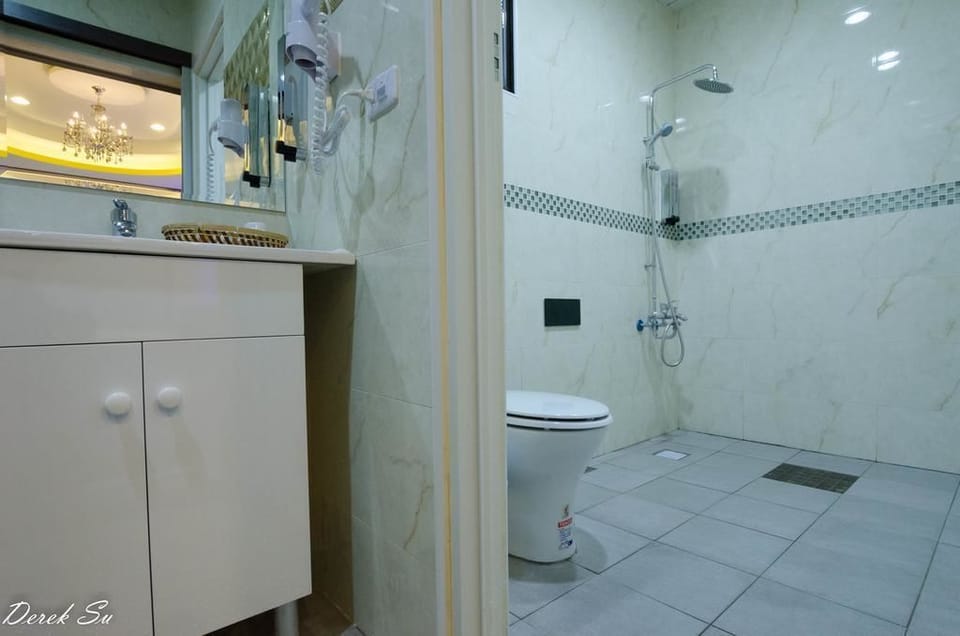 Twin Room | Bathroom | Shower, free toiletries, hair dryer, slippers
