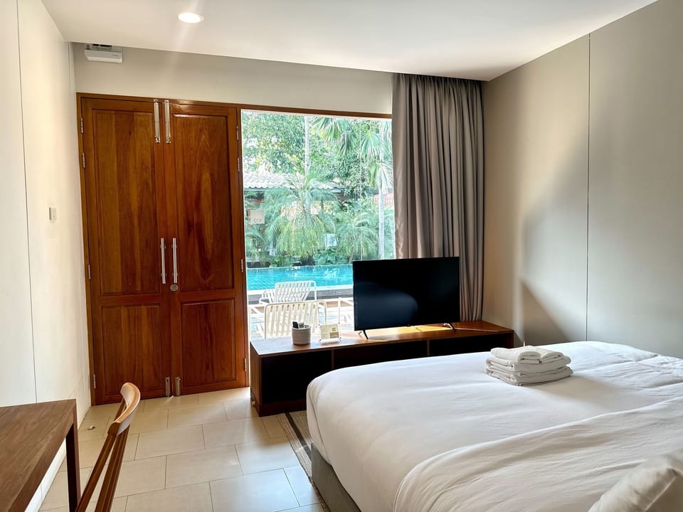 Superior Room, Pool View | Desk, blackout drapes, free WiFi, bed sheets